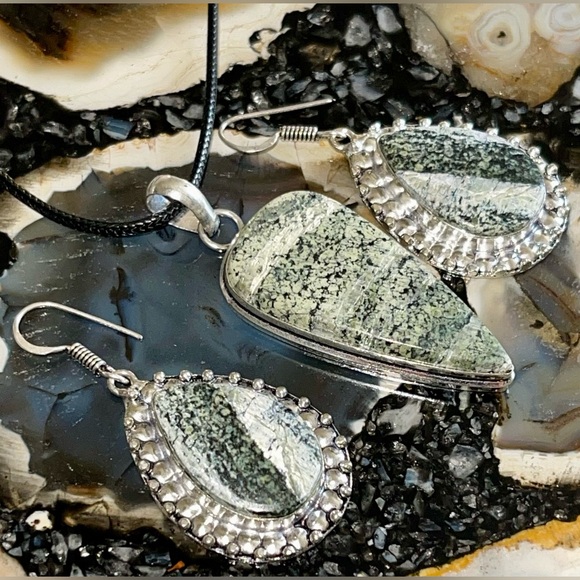 Chrysotile in Serpentine Pendant & Earrings Set - Picture 4 of 15